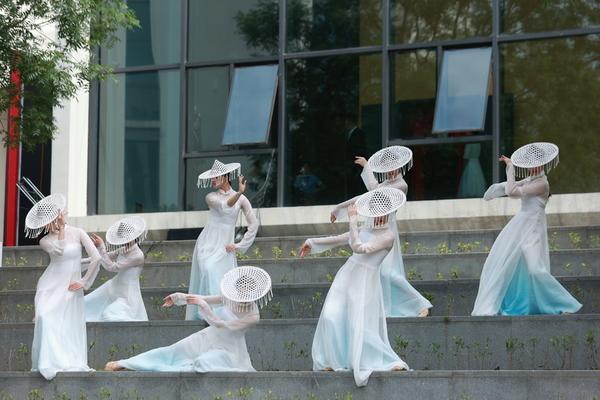 中国民族民间舞,芭蕾舞,舞蹈编导,舞蹈学5个教学部和艺术指导教研室