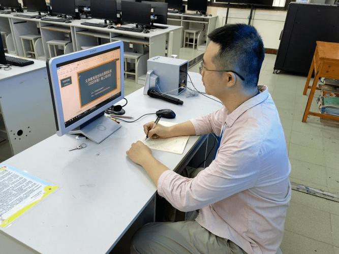 此次培训会由广西义务教育信息技术教学指导专委会承办,柳州市景行